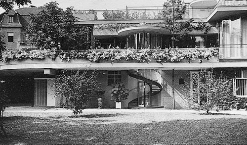 Imagen frontal del pabell&oacute;n de invitados en blanco y negro / Front image of the guest pavilion in black and white.  