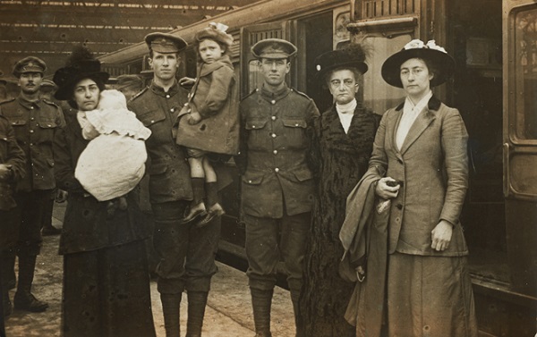 Familia de soldados de la Primera Guerra Mundial posando