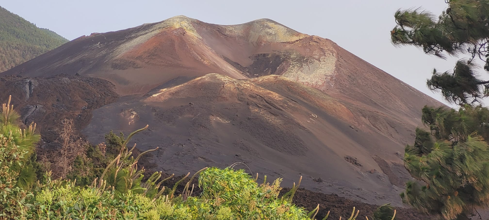cr&aacute;ter del volc&aacute;n visto de cerca